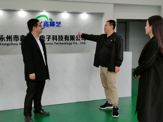 东安经开区招商局工作人员在永州市鑫晶艺电子科技有限公司现场调研。 谢助民 摄 东安经开区招商局工作人员在永州市鑫晶艺电子科技有限公司现场调研。 谢助民 摄